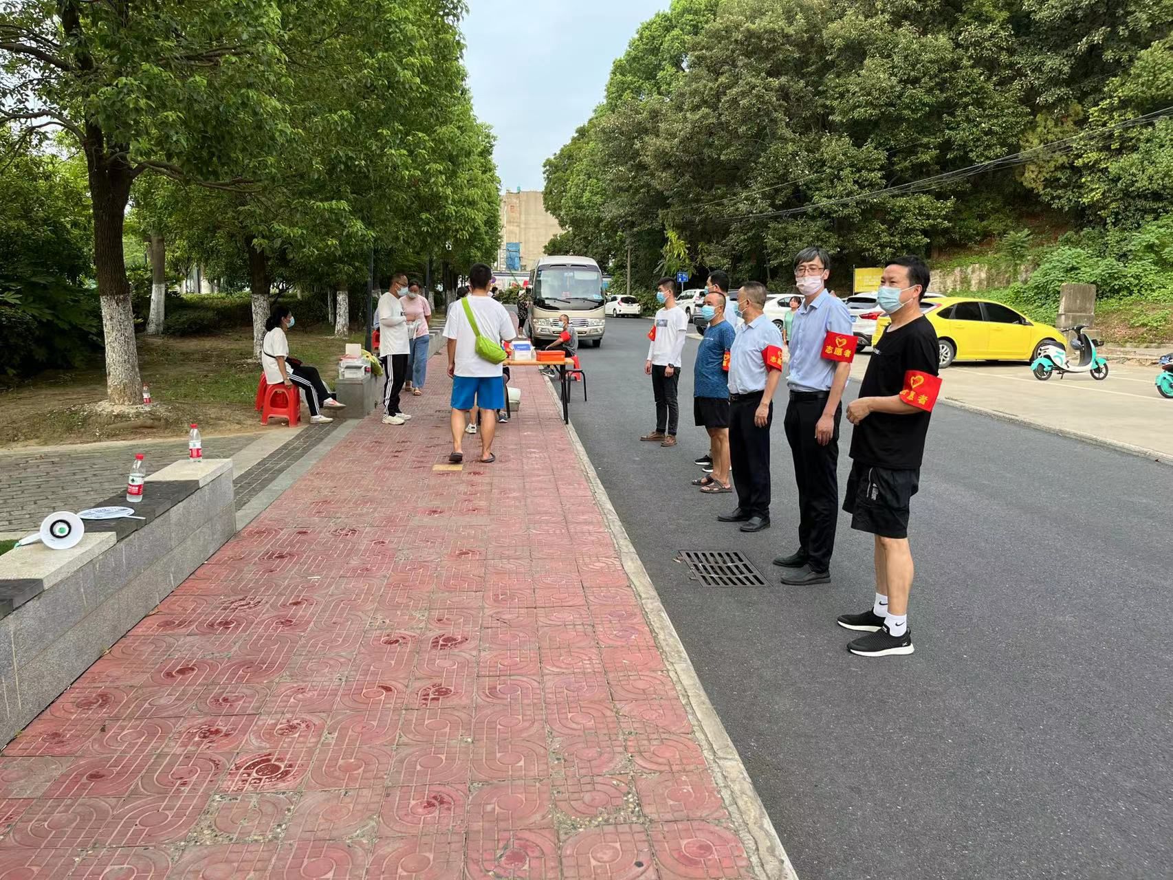 “黨旗高高飄揚在防疫一線”-- 湖北省工業(yè)建筑學校黨員社區(qū)"雙報到”活動(圖7)