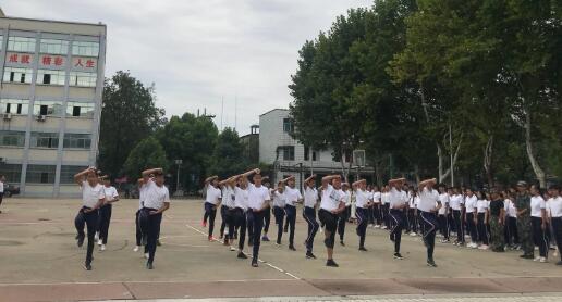 湖北省工業(yè)建筑學(xué)校2018級新生軍訓(xùn)匯報表演圓滿結(jié)束(圖2)