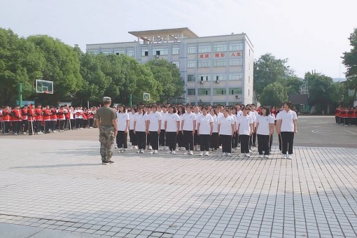 2020年秋新生軍訓(xùn)匯報(bào)表演暨開學(xué)典禮(圖4)